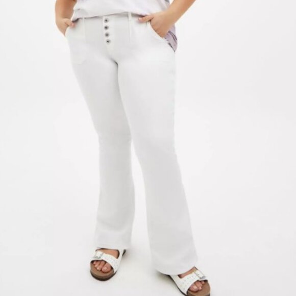 torrid Brand White Mid-Rise Flare Super Soft Jeans Size 18S Short Button Fly - Picture 1 of 6